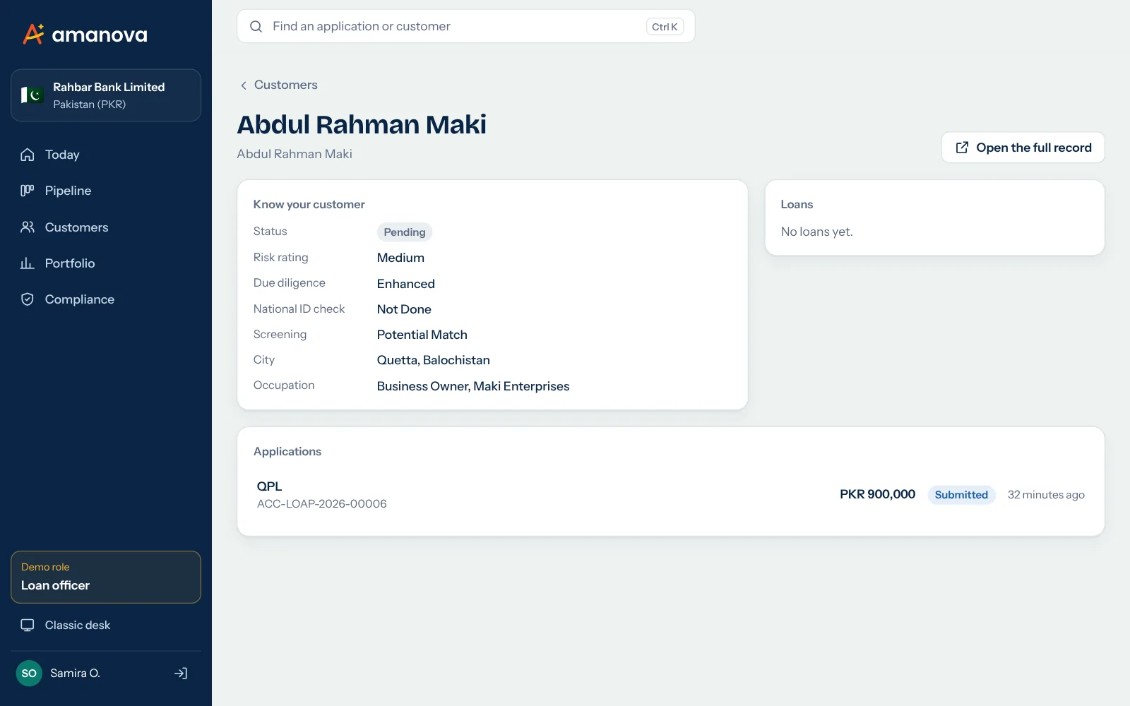 سجل عميل يتضمن KYC والفحص والطلبات